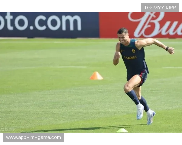 足球球星健身房训练日常揭秘：如何保持巅峰状态与增强体能